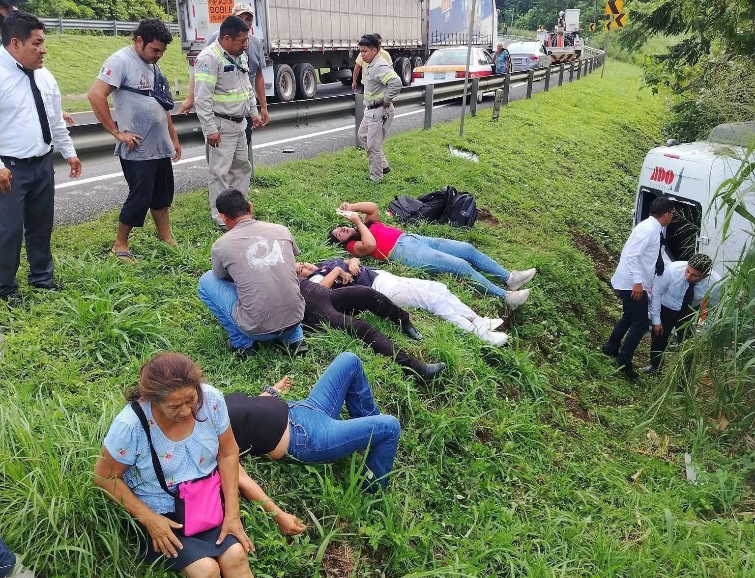 Unidad del ADO sufre accidente en la carretera Coatzacoalcos–Villahermosa