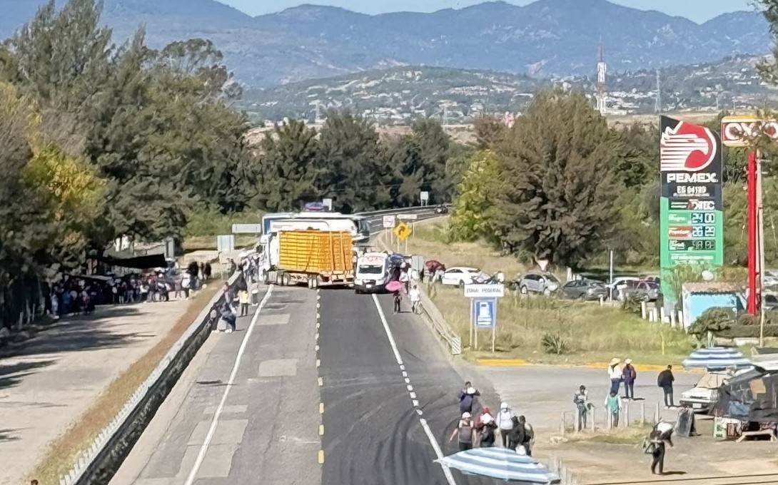 Bloqueada la carretera Oaxaca-Cuacnopalan, a la altura de Asunción Nochixtlán