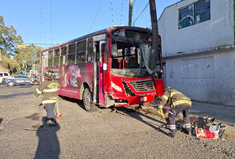 15 pasajeros lesionados tras choque de autobús de pasajeros en Toluca