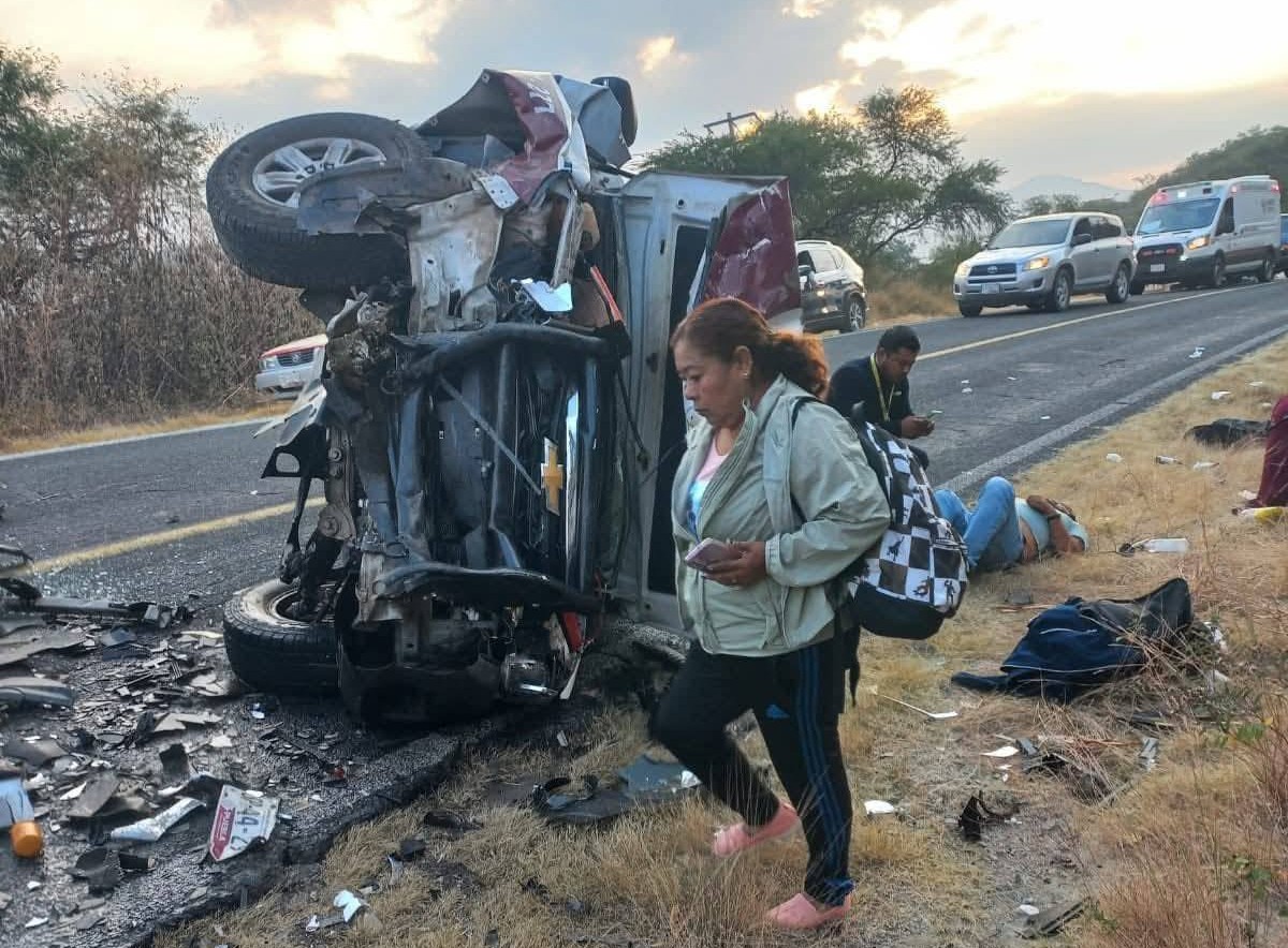 Patrulla de Tulcingo de Valle choca de frente contra una camioneta en la carretera México–Oaxaca