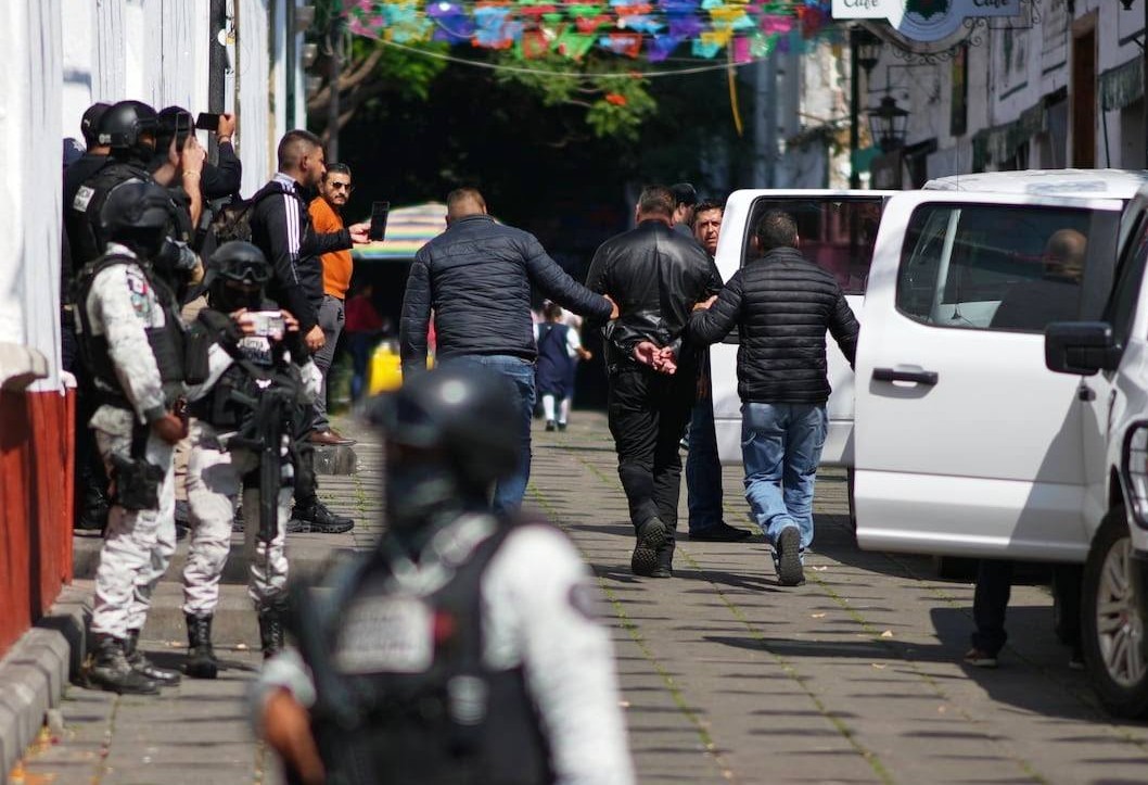 Detienen a siete escoltas de Carlos Manzo, alcalde de Uruapan asesinado