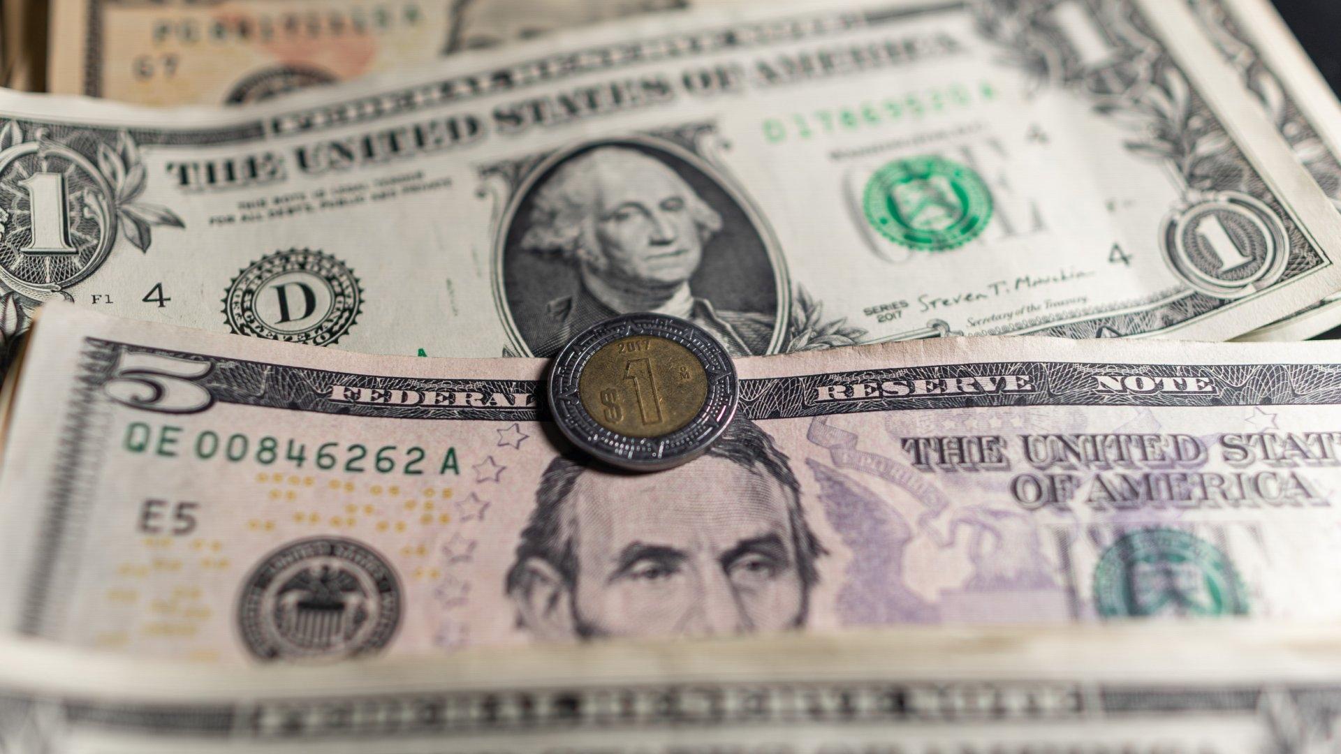 Peso mexicano cierra por debajo de los 18 pesos por dólar