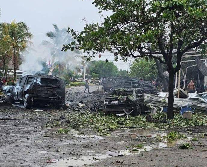 Suman seis los muertos por explosión de auto en Coahuayana, Michoacán