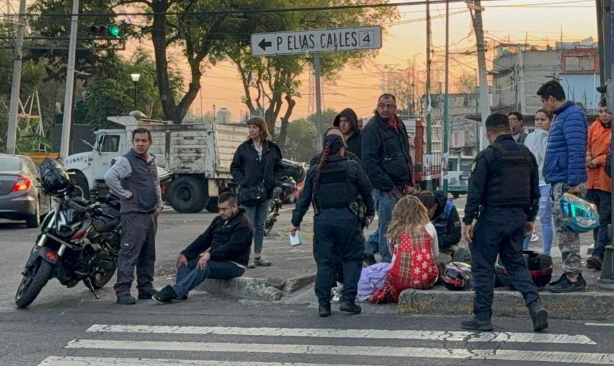 Motociclista se impacta contra patrulla de la SSC en la alcaldía Iztacalco