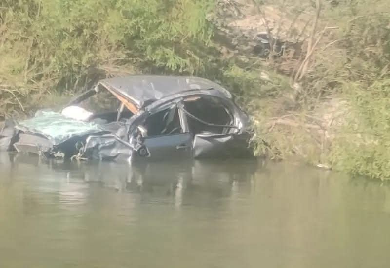 Vuelca vehículo en Juxtlahuaca y termina en una poza de agua