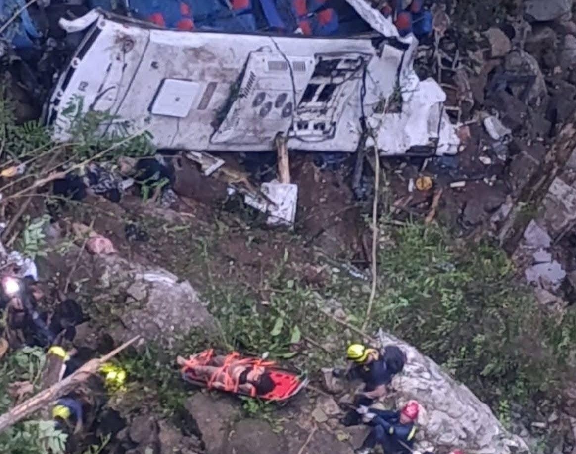 Tragedia en Colombia: autobús escolar cae a un barranco y deja 17 muertos