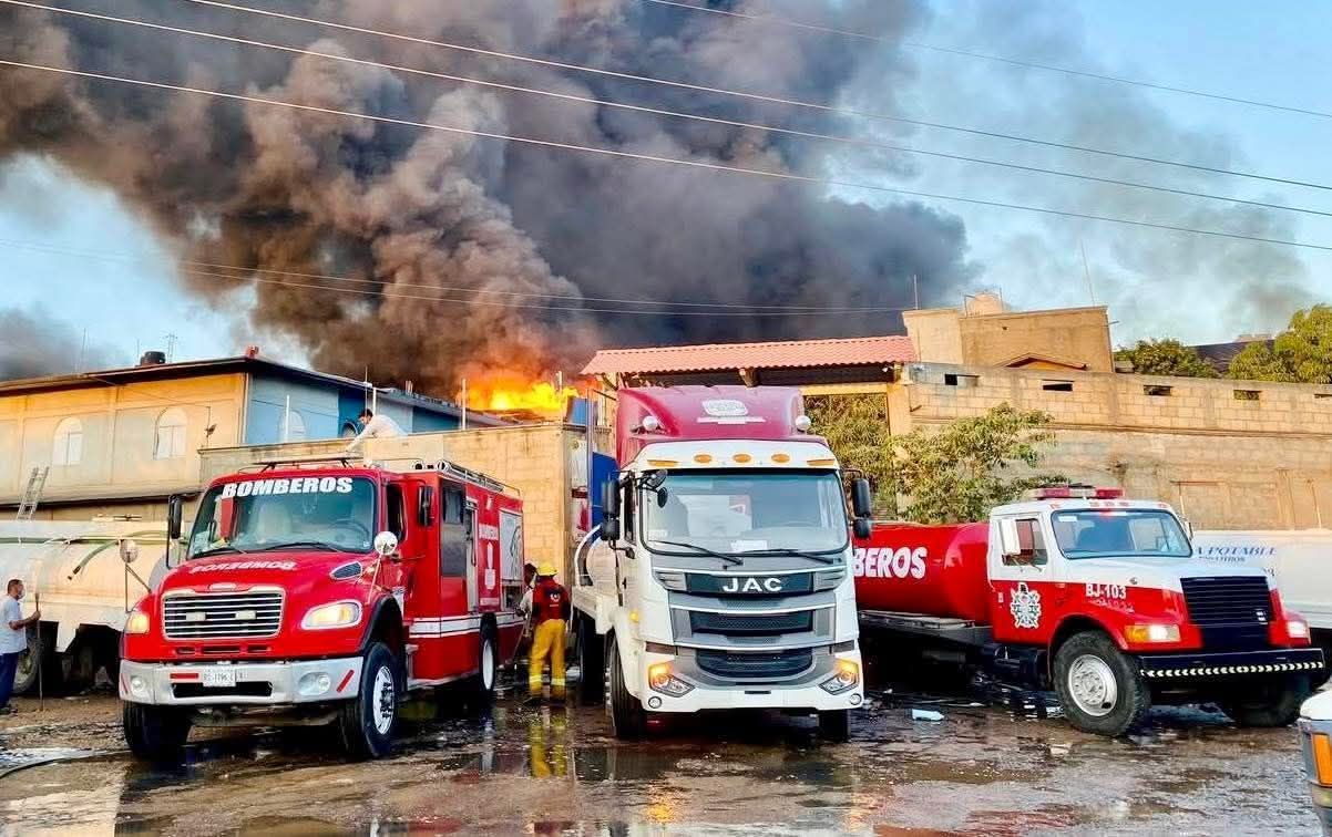 Continúa fuerte incendio en bodega de plásticos de Tehuantepec