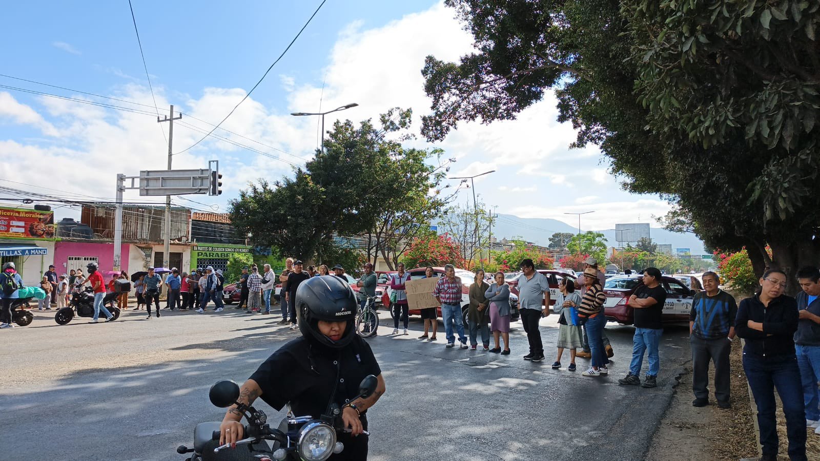 Vecinos la colonia Alemán y Reforma Agraria bloquean la Avenida Símbolos Patrios