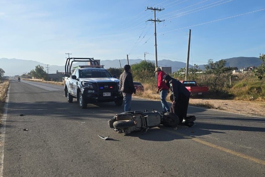 Choque entre camioneta y motocicleta deja una mujer lesionada en Miahuatlán