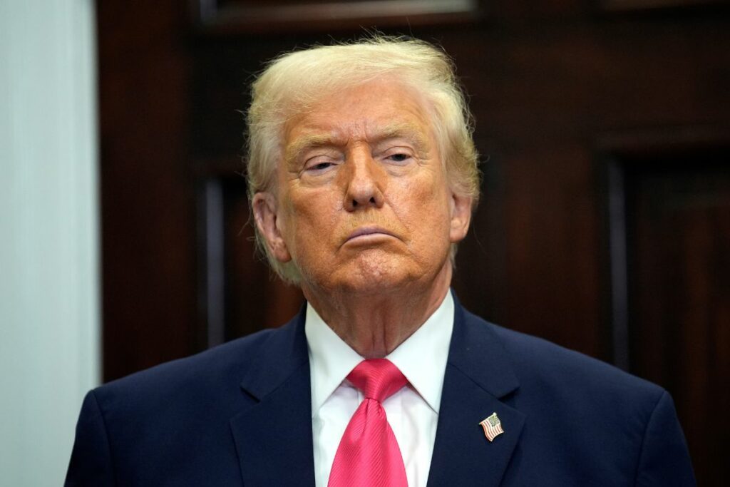 Trump suspende solicitudes de residencia y ciudadanía para personas de 19 países