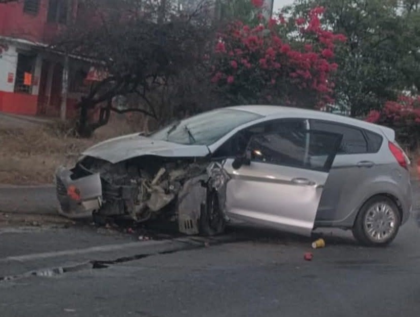 Dejan abandonado un vehículo compacto chocado en la Avenida Símbolos Patrios