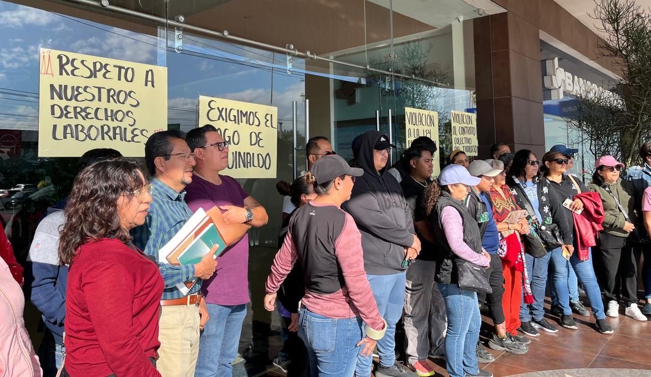 Protestan trabajadores del COBAO, para exigir le pago del aguinaldo