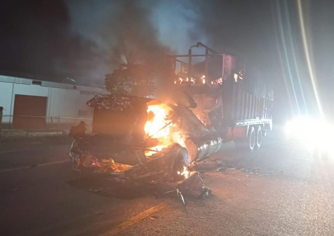 Sujetos armados queman vehículos en Villaflores, Chiapas