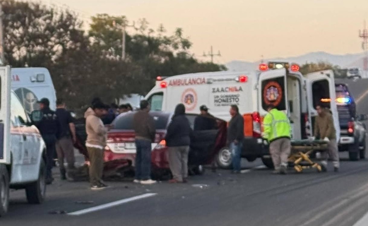 Varios lesionados tras choque de taxi foráneo y un automóvil en Reyes Mantecón