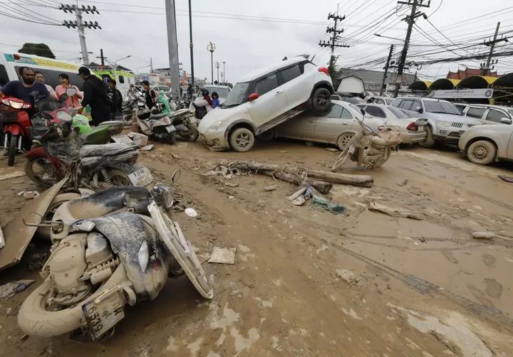 Suben a mil 500 las muertes por inundaciones en Asia