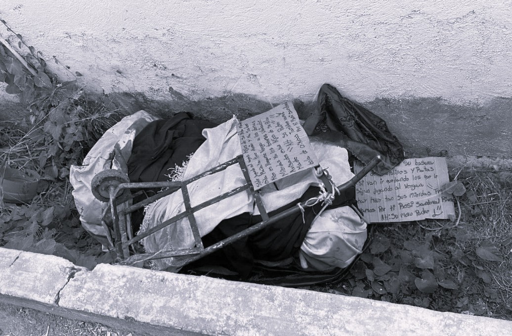 Abandonan refrigerador con dos cuerpos en Iguala, Guerrero