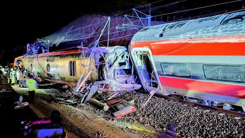 Dos trenes de alta velocidad descarrilaron en España y hay al menos 39 muertos