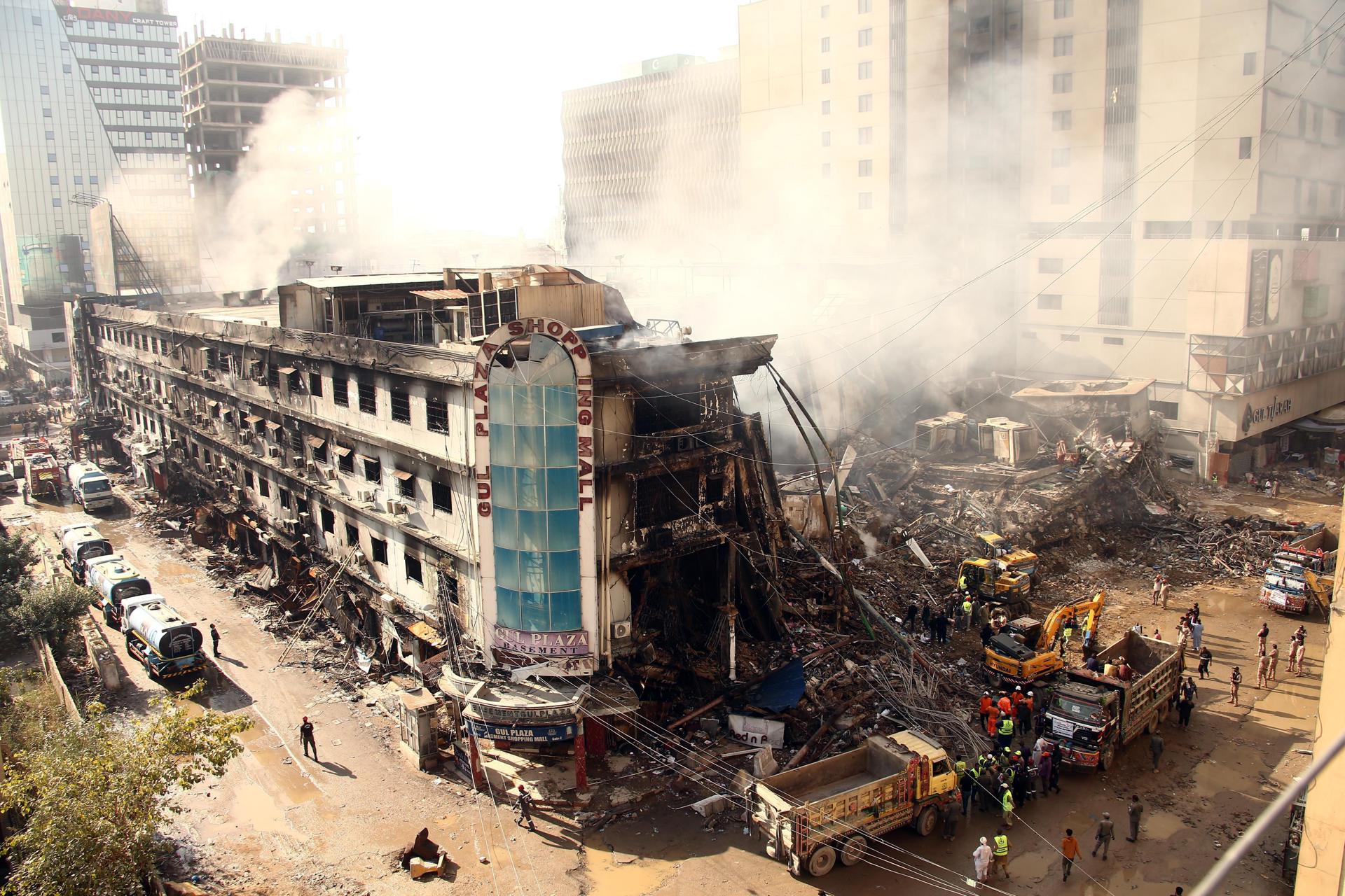 Incendio en centro comercial de Pakistán deja 21 muertos