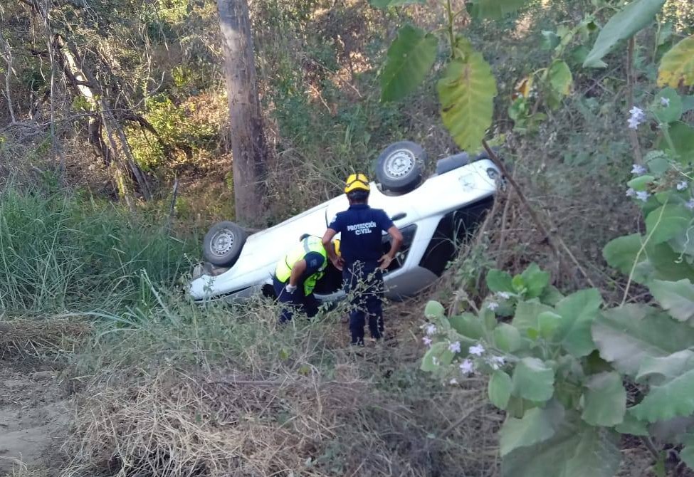 Abandonan carro siniestrado en Huatulco