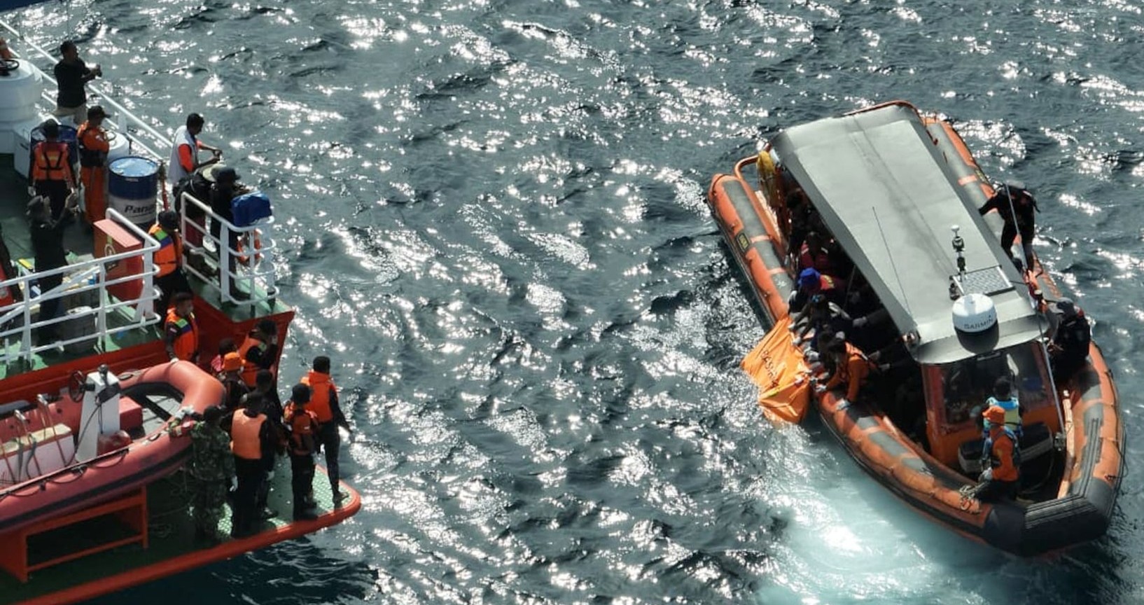 Encuentran otro cuerpo y el barco en el que naufragó la familia del DT español Fernando Martín en Indonesia