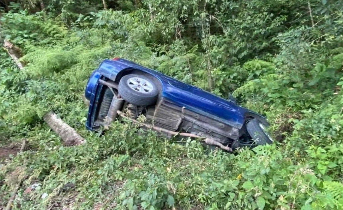Vuelca camioneta en la carretera federal Teotitlán- Huautla