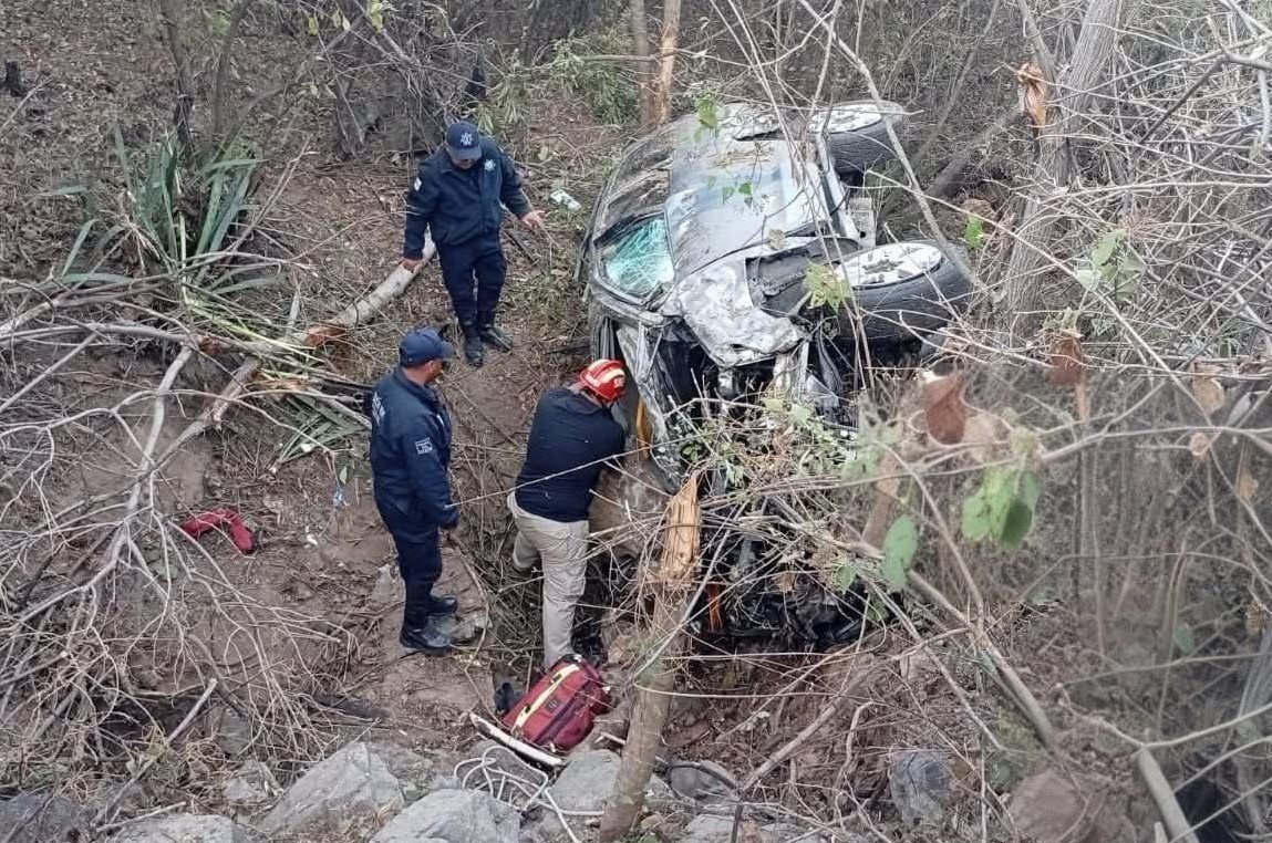 Tres lesionados tras volcadura de un automóvil en el libramiento Ocotlán–Ejutla de Crespo