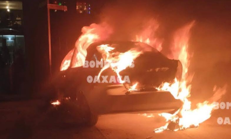 Se incendia automóvil en fraccionamiento de San Sebastián Tutla