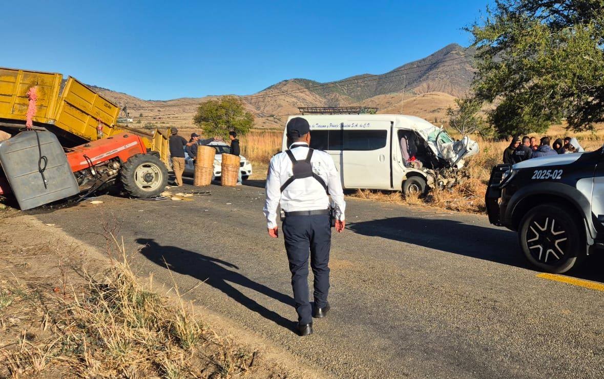 Choque entre Urvan y tractor deja dos muertos en carretera a Sola de Vega