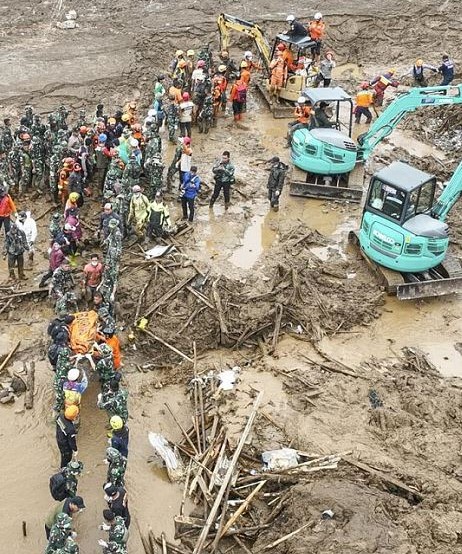 Más de 80 desaparecidos y 17 muertos por un deslizamiento de tierra en Indonesia