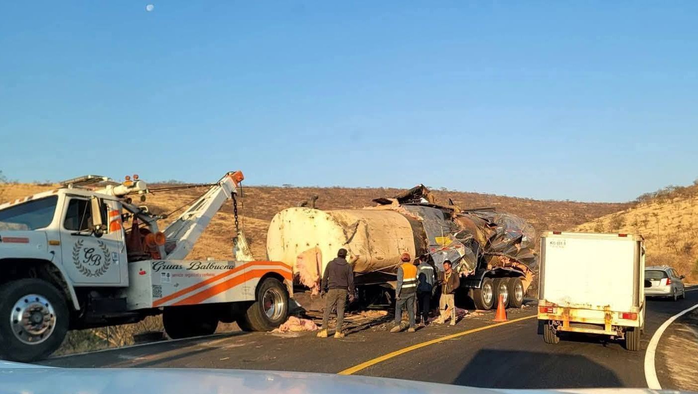Vuelca pipa en Carretera de Huajuapan de León