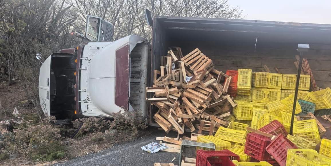 Vuelca camión tipo Torton en la carretera Tequisistlán–Tehuantepec