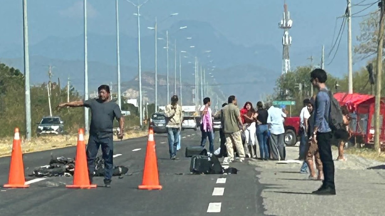 Mujer motociclista es atropellada por un autobús en Tehuantepec; responsable huye del lugar