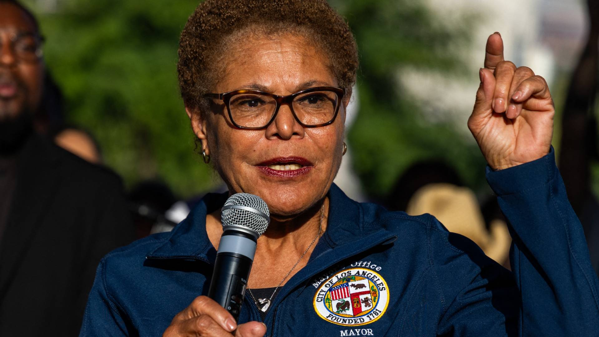 Alcaldesa de Los Ángeles firma orden ejecutiva que prohíbe a ICE usar propiedades públicas