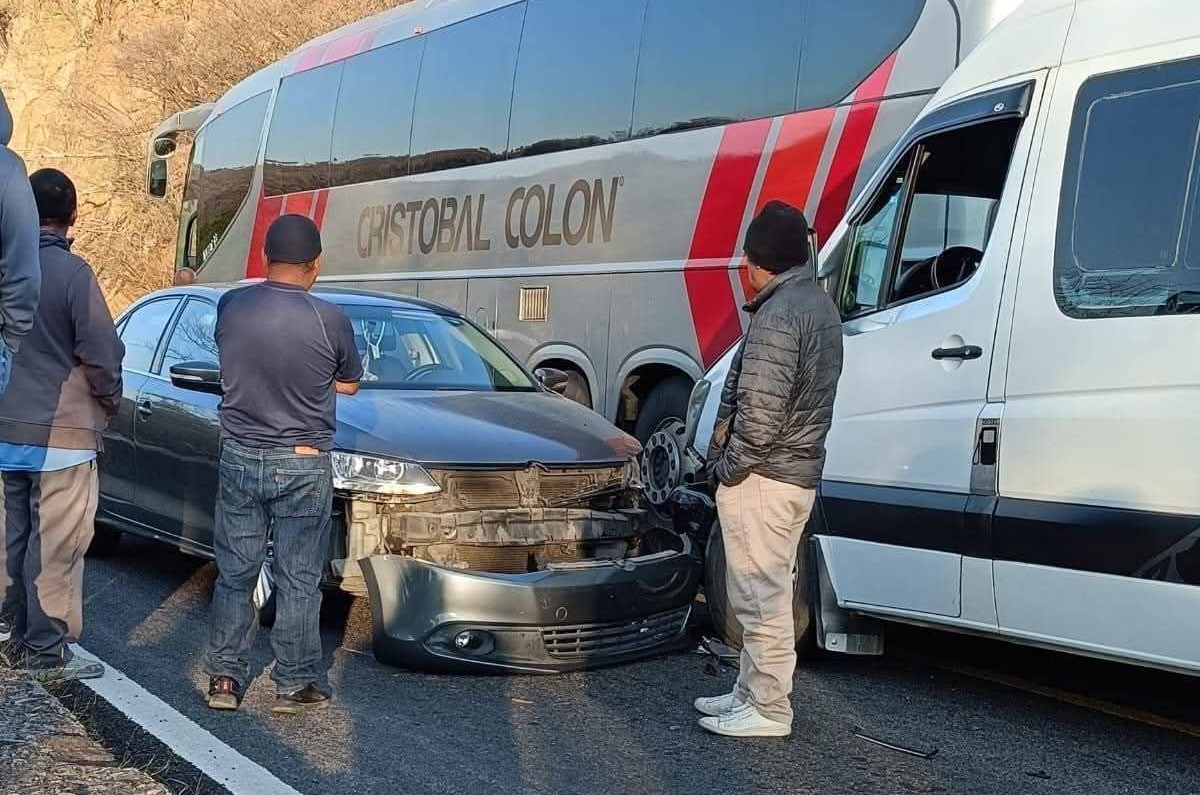 Choque múltiple en carretera de Huajuapan de León