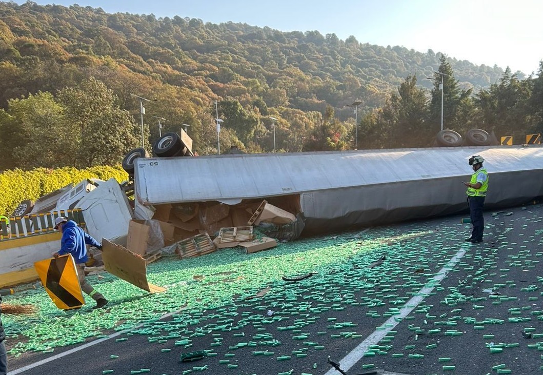 Vuelca tráiler en la México-Cuernavaca; hay una persona fallecida  
