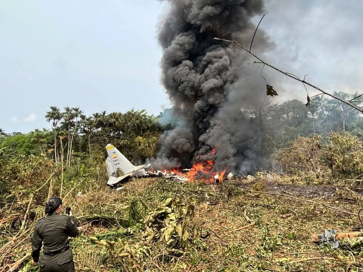 Cae avión que trasportaba más de 120 militares en el sur de Colombia