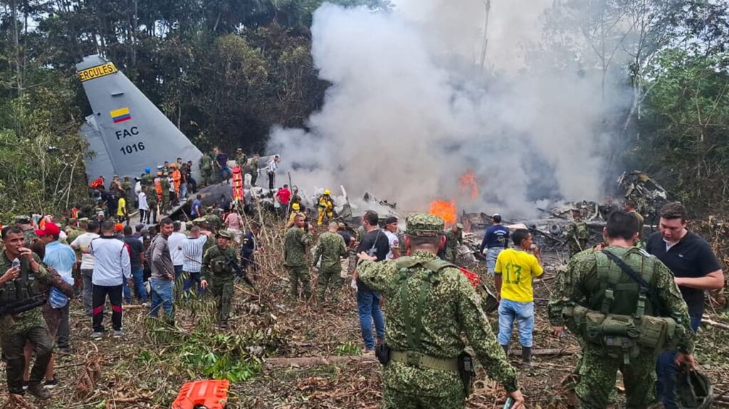 Sube a 66 la cifra de muertos tras accidente de avión militar en Colombia