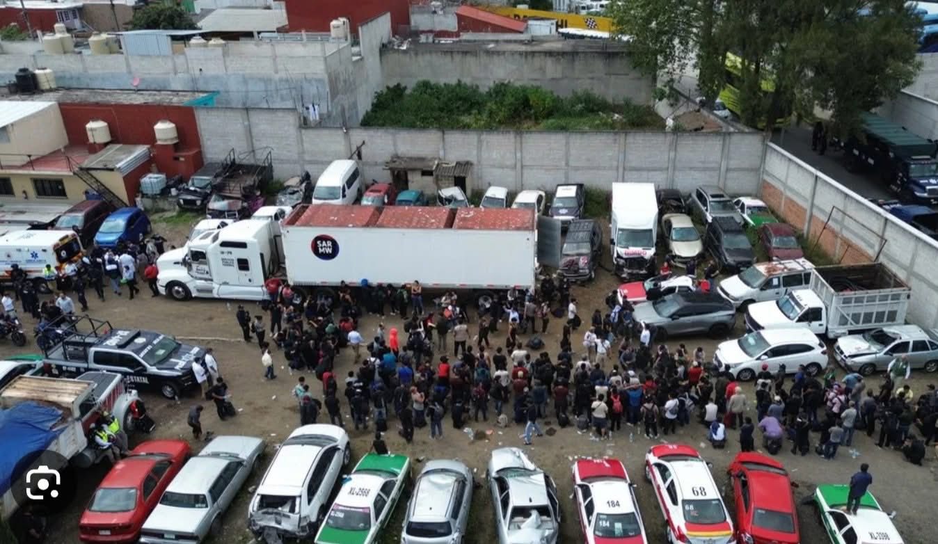 Rescatan a más de 200 migrantes hacinados en un tráiler en Xalapa