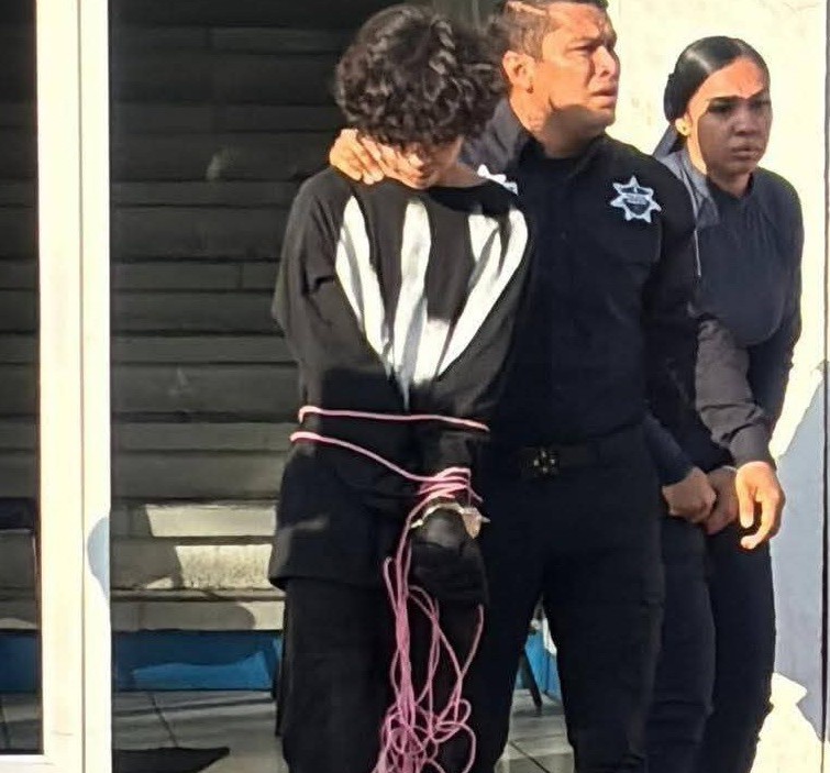 Adolescente asesina a dos maestras en preparatoria de Michoacán