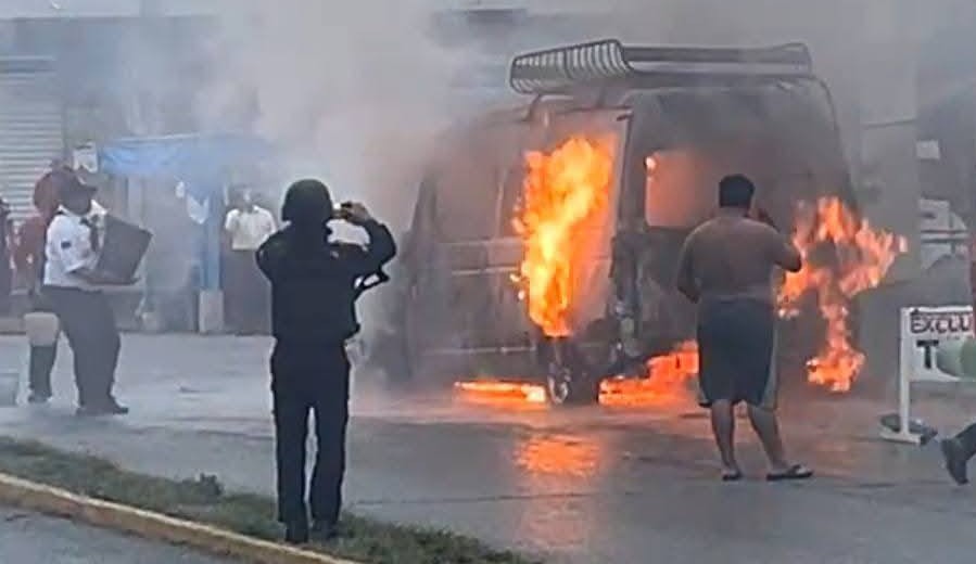 Urvan de pasajeros se incendia en Matías Romero