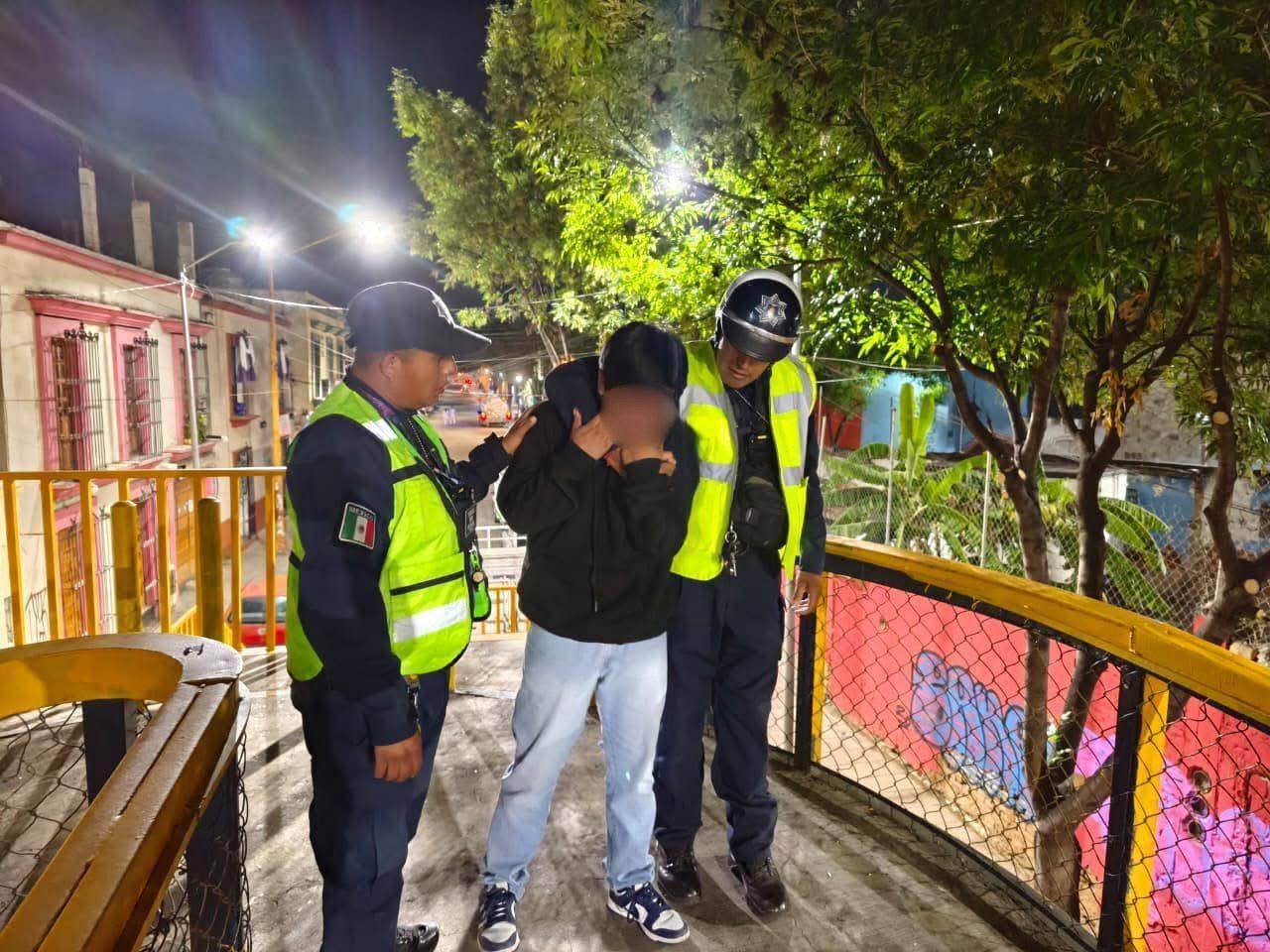 Elementos de la Policía Vial evitan que joven atentara contra su vida