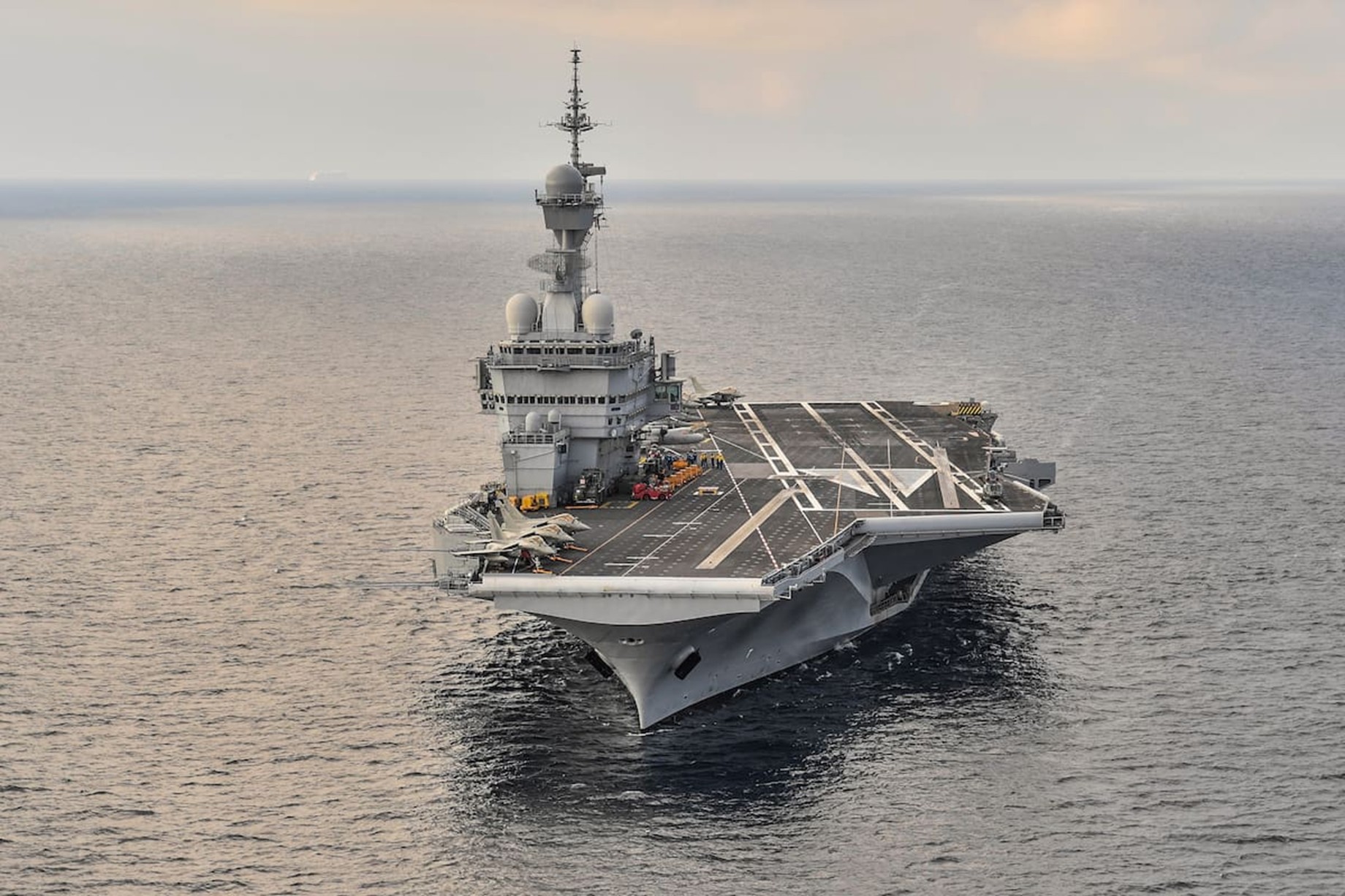 Francia despliega su portaaviones nuclear Charles-de-Gaulle al Mediterráneo