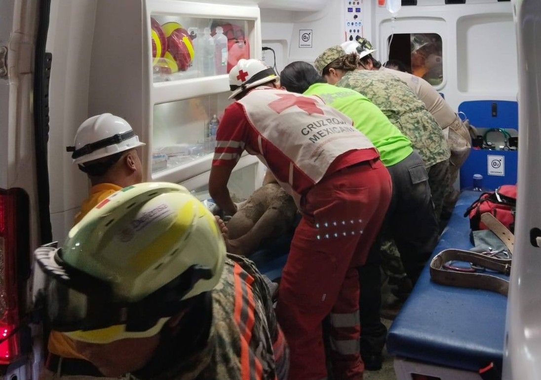 Rescatan con vida al primer minero sepultado en la mina Santa Fe, en Rosario, Sinaloa