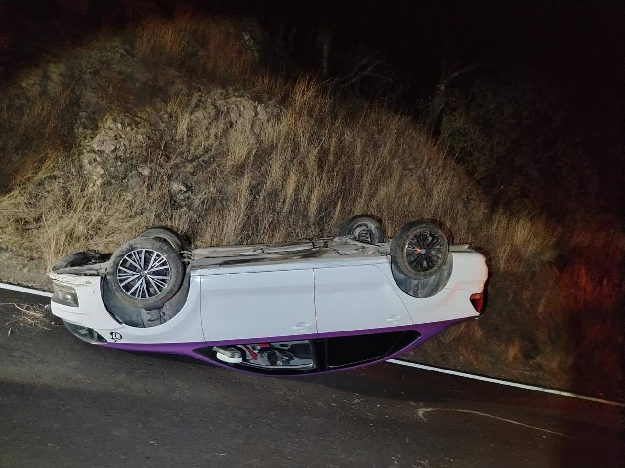 Vuelca automóvil en carretera de Tlaxiaco