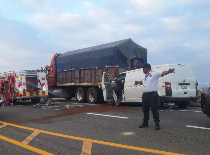 Tres lesionados tras choque en carretera de Ejutla de Crespo