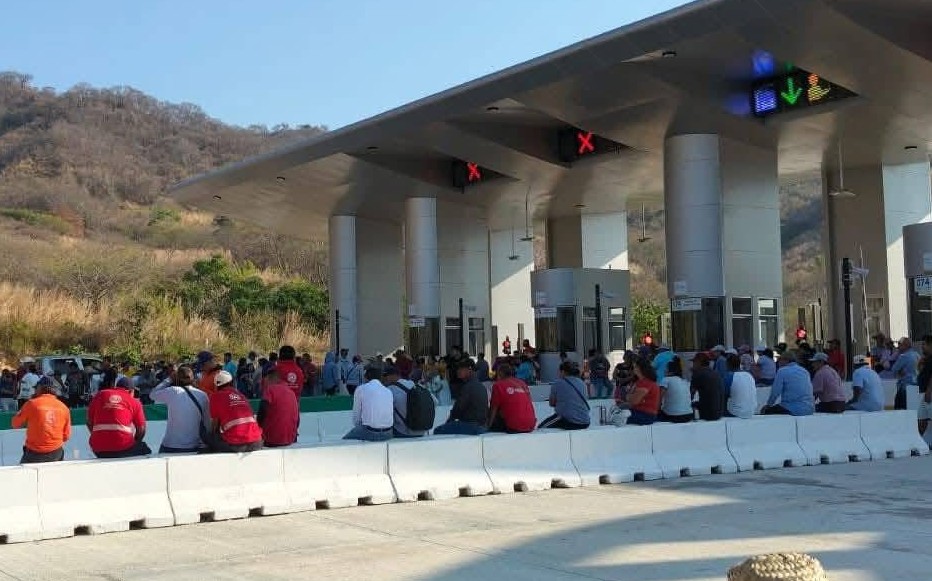 Continúa bloqueo en la supercarretera Oaxaca-Puerto Escondido