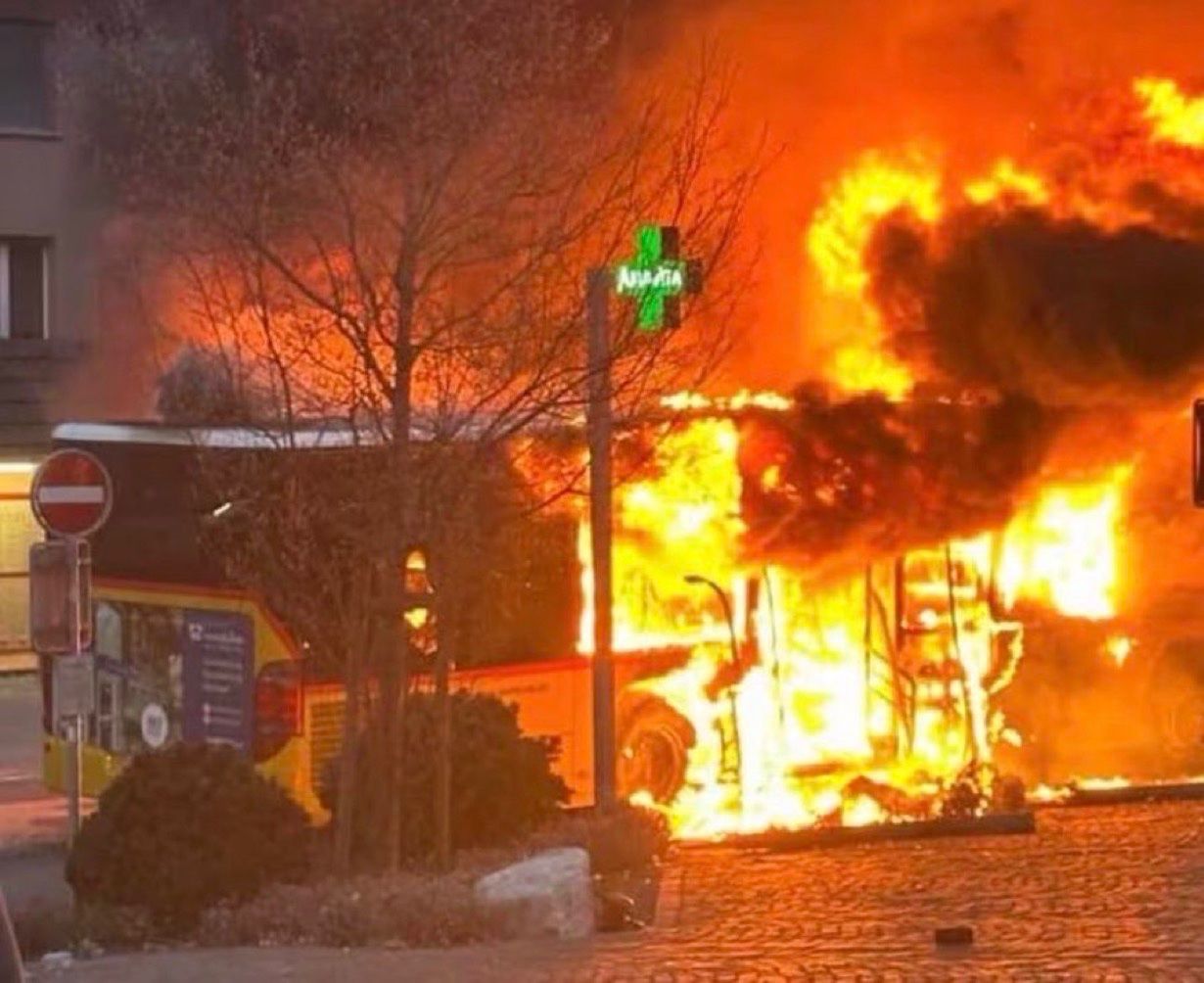 Seis muertos tras un incendio intencional en un autobús de pasajeros en Suiza