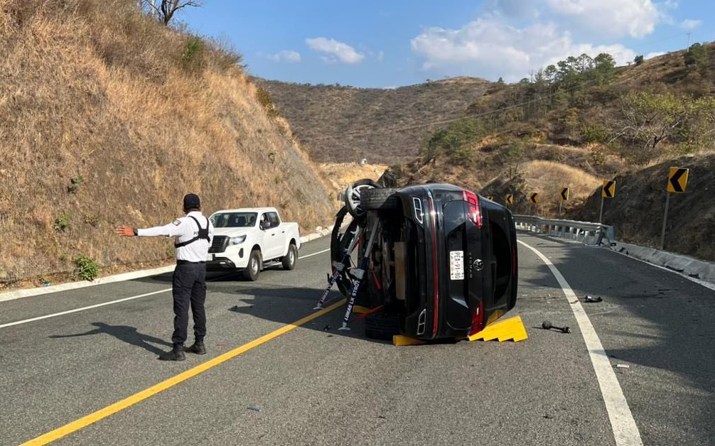 Vuelca camioneta en la carretera Barranca Larga–Ventanilla