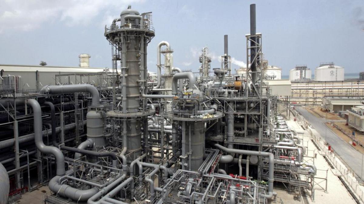 Qatar detiene producción de ⁠gas natural y Arabia Saudita cierra su mayor refinería ⁠de petróleo ⁠tras ataques iraníes