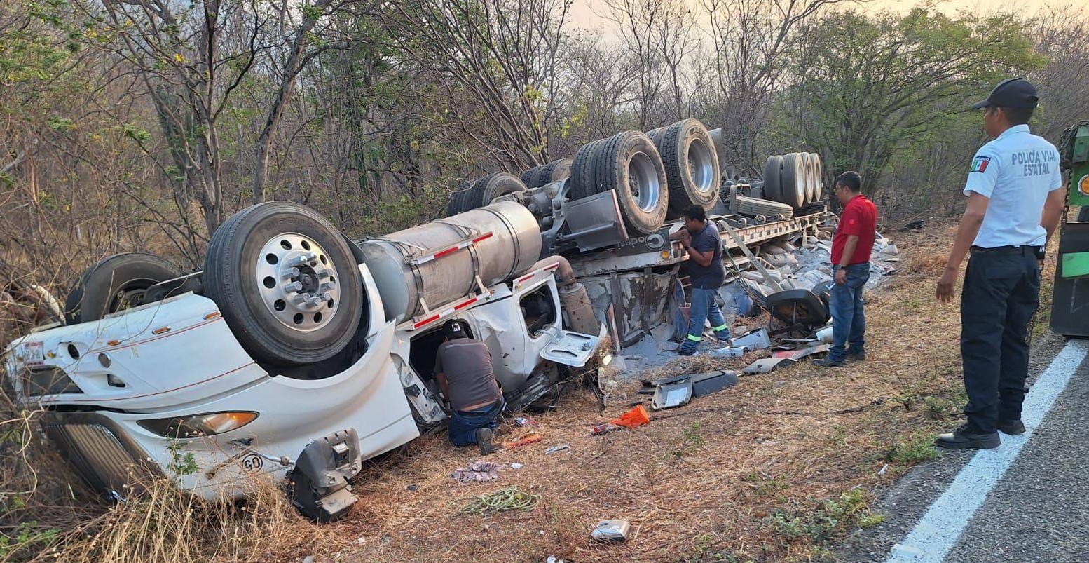 Vuelca tráiler en la carretera Tehuantepec-Jalapa del Marqués